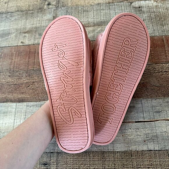 Rodan & Fields Women's Pink Soft Fuzzy Slippers - Picture 7 of 10